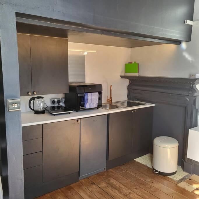 21 Mini Loft Apartment - Great Location - Comfy King Size Bed Brighton ภายนอก รูปภาพ